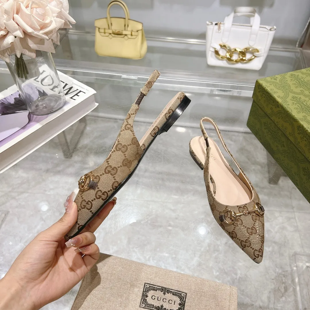 👟👟Ex-factory price 440👟👟 (genuine leather sole +40) Gucci Original GG canvas adds dazzling essence to these slingback pumps. Brown leather piping and light gold-toned hardware are complemented by beige and brown graphics. The pointed toe, elasticated straps and low heel all work together to create a comfortable fit. Upper: Made of first-layer imported patent cowhide/sheepskin lining. Outsole: Rubber non-slip outsole/genuine leather outsole. Size: 35-42 (34/41 42 customized, non-refundable)​